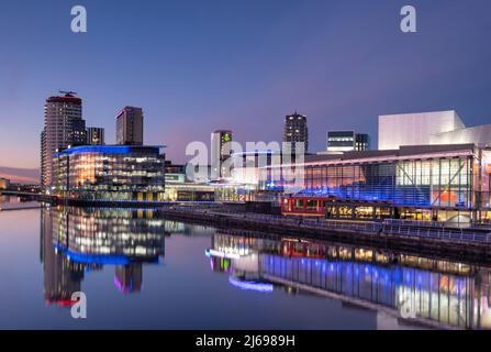 The Lowry Center et MediaCityUK de nuit, Salford Quays, Salford, Manchester, Angleterre, Royaume-Uni, Europe Banque D'Images