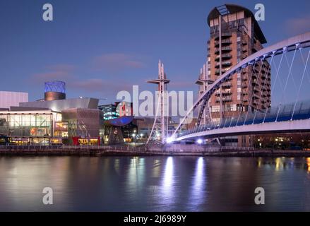 Le Lowry Centre et la passerelle Lowry de nuit, Salford Quays, Salford, Manchester, Angleterre, Royaume-Uni, Europe Banque D'Images