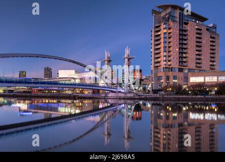 La passerelle Lowry, le bâtiment Imperial point et le centre Lowry de nuit, Salford Quays, Salford, Manchester, Angleterre, Royaume-Uni, Europe Banque D'Images