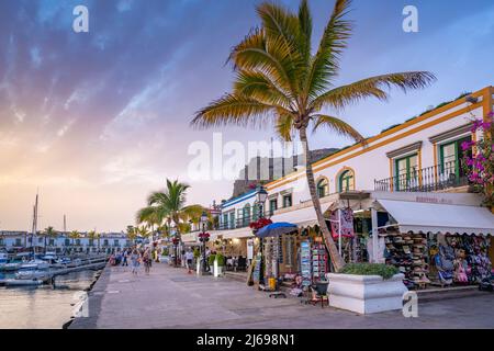 Vue sur les cafés et restaurants et palmiers dans le Vieux Port, Puerto de Mogan au coucher du soleil, Gran Canaria, îles Canaries, Espagne, Atlantique, Europe Banque D'Images