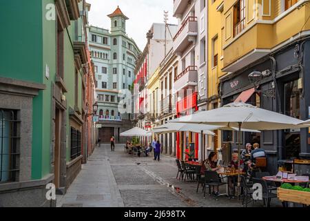 Vue sur les cafés et restaurants dans la rue arrière près de Columbus Square, Las Palmas, Gran Canaria, Canaries, Espagne, Atlantique, Europe Banque D'Images