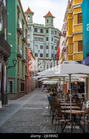 Vue sur les cafés et restaurants dans la rue arrière près de Columbus Square, Las Palmas, Gran Canaria, Canaries, Espagne, Atlantique, Europe Banque D'Images