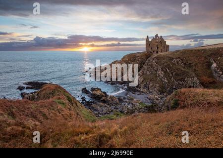 Ruines du château de Dunskey sur la côte sauvage au coucher du soleil, Portpatrick, Dumfries et Galloway, Écosse, Royaume-Uni, Europe Banque D'Images