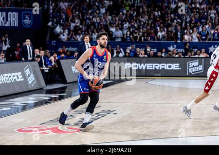 Vasilije Micic d'Anadolu Efes Istanbul en action pendant le jeu 4 des éliminatoires de Turkish Airlines EuroLeague 2021/2022 entre Anadolu Efes et Milano au dôme Sinan Erdem. Score final; Anadolu Efes 75:70 Milan. (Photo de Nicholas Muller / SOPA Images / Sipa USA) Banque D'Images