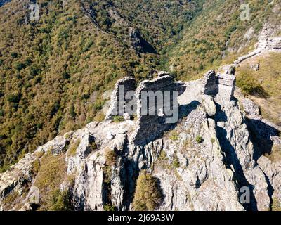 Vue aérienne des ruines de la forteresse d'Anevsko kale près de la ville de Sopot, région de Plovdiv, Bulgarie Banque D'Images