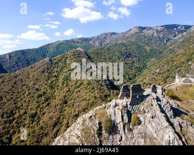 Vue aérienne des ruines de la forteresse d'Anevsko kale près de la ville de Sopot, région de Plovdiv, Bulgarie Banque D'Images