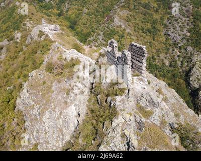 Vue aérienne des ruines de la forteresse d'Anevsko kale près de la ville de Sopot, région de Plovdiv, Bulgarie Banque D'Images