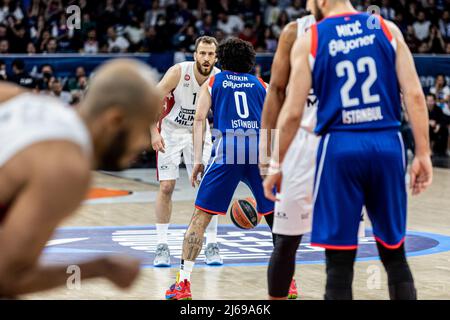 Sergio Rodriguez (L) d'AX Armani Exchange Milan, Shane Larkin (No.0), et Vasilije Micic (No.22) d'Anadolu Efes Istanbul en action pendant les séries de 2021/2022 Turkish Airlines EuroLeague jeu 4 entre Anadolu Efes et Milano au dôme Sinan Erdem. Score final; Anadolu Efes 75:70 Milan. (Photo de Nicholas Muller / SOPA Images / Sipa USA) Banque D'Images