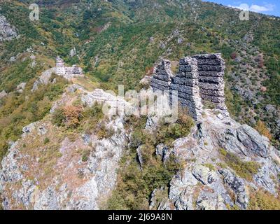 Vue aérienne des ruines de la forteresse d'Anevsko kale près de la ville de Sopot, région de Plovdiv, Bulgarie Banque D'Images