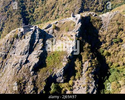 Vue aérienne des ruines de la forteresse d'Anevsko kale près de la ville de Sopot, région de Plovdiv, Bulgarie Banque D'Images