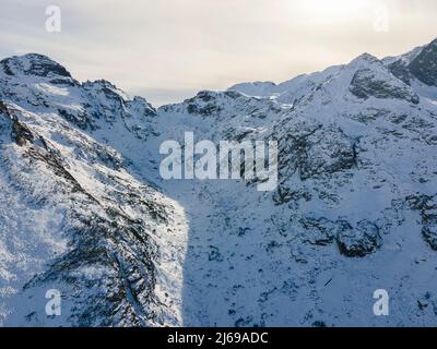 Paysage aérien d'hiver incroyable de la montagne de Rila près du pic de Malyovitsa, Bulgarie Banque D'Images