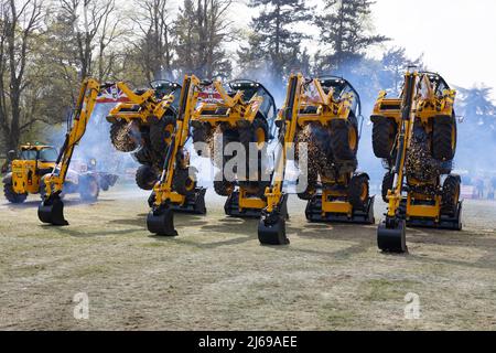 JCB Dancing Diggers équipe d'exposition - machines lourdes montrant ce qu'il peut faire; East Anglian Game & Country Fair Royaume-Uni Banque D'Images