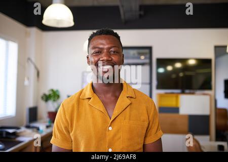 Portrait d'un propriétaire d'entreprise créatif dans son bureau portant une chemise jaune Banque D'Images