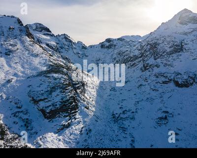 Paysage aérien d'hiver incroyable de la montagne de Rila près du pic de Malyovitsa, Bulgarie Banque D'Images