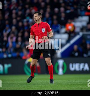 Leicester, Royaume-Uni. 28th avril 2022. LEICESTER, ANGLETERRE - AVRIL 28: L'arbitre officiel du match de l'UEFA Carlos del Cerro Grande lors de la semi finale de la Ligue de la Conférence de l'UEFA un match entre Leicester City et AS Roma au King Power Stadium le 28 avril 2022 à Leicester, Royaume-Uni. (Photo de Sebastian Frej) crédit: Sebo47/Alamy Live News Banque D'Images