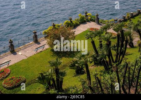 Les eaux du Lago di Como parcourent les magnifiques jardins botaniques de la Villa Monastero à Varenna, sur la rive est du lac en Lombardie, en Italie. Les jardins abritent des centaines d'espèces d'arbres et de plantes rares et exotiques du monde entier, qui s'épanouit dans le climat doux du Lake District italien. Banque D'Images