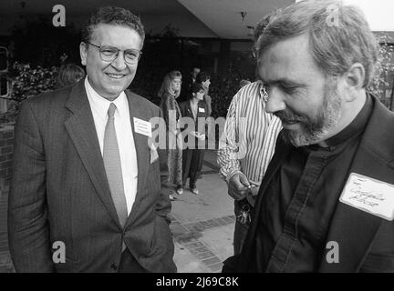 Washington DC, États-Unis, environ 1991. L'Ambassadeur de Roumanie aux États-Unis Aurel Dragoș Munteanu avec le ministre orthodoxe Constantin Alecse. Banque D'Images