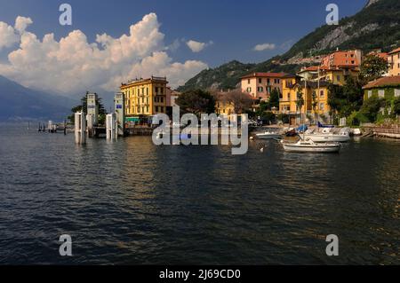 L'hôtel Olivedo, construit en 1896 dans le style Art Nouveau, se dresse sur la Piazza Martiri, près du quai de ferry qui attire des visiteurs à Varenna, Lombardie, Italie, des villes et villages de stations balnéaires du lac de Côme comme Belaggio et Menaggio. Banque D'Images