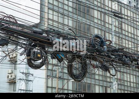 Bangkok THAÏLANDE - 21 avril 2022 : gros plan de lignes électriques désordonnées sur les pôles électriques urbains à bangkok, thaïlande Banque D'Images