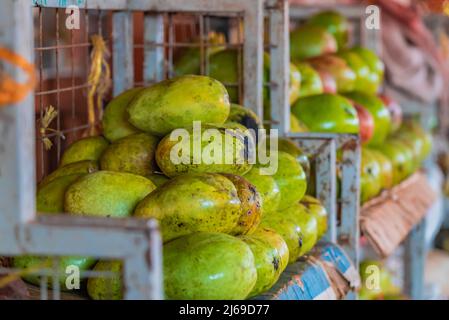 Mango sur le comptoir du marché alimentaire à Zanzibar, en Tanzanie. Banque D'Images