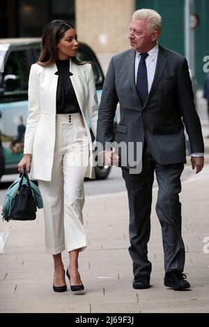 L'Allemand Boris Becker arrive au tribunal de la Couronne de Southwark escorté par son associé Lilian de Carvalho Monteiro à Londres le vendredi 29 avril 2022.six fois le champion de tennis Grand Slam est condamné aujourd'hui après avoir été reconnu coupable de quatre accusations en vertu de la loi sur l'insolvabilité relatives à sa faillite en 2017. Photo de Hugo Philpott/UPI Banque D'Images