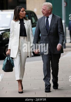 L'Allemand Boris Becker arrive au tribunal de la Couronne de Southwark escorté par son associé Lilian de Carvalho Monteiro à Londres le vendredi 29 avril 2022.six fois le champion de tennis Grand Slam est condamné aujourd'hui après avoir été reconnu coupable de quatre accusations en vertu de la loi sur l'insolvabilité relatives à sa faillite en 2017. Photo de Hugo Philpott/UPI Banque D'Images