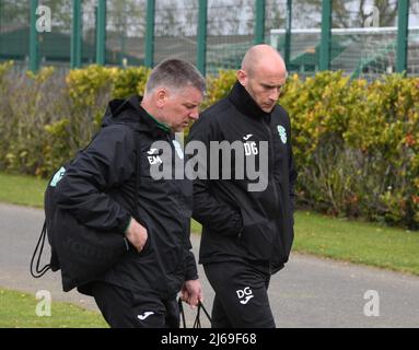 East mains.Ormiston.Tranent.East Lothian.Scotland.UK.29th avril 22 Hibernian Eddie Mai avec le directeur intérimaire David Gray (R) session de formation pour Cinch Premiership Match vs Livingston . Crédit : eric mccowat/Alay Live News Banque D'Images