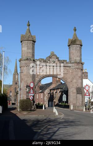 Fettercairn, Aberdeenshire, Écosse, Royaume-Uni. Lors de l'une des visites de la reine Victoria et du prince Albert dans leur retraite écossaise à Balmoral, le couple a choisi de passer la nuit à Fettercairn, sur le côté sud-est de la chaîne de montagnes de Cairngorms. Pour célébrer l'arrivée des invités royaux, une grande arche a été construite à l'entrée ouest du village, et elle se tient toujours sur place aujourd'hui.érigée en 1864, pour un coût de £250, pour célébrer un séjour d'une nuit dans le village par la reine Victoria et le prince Albert en septembre 1861. Banque D'Images