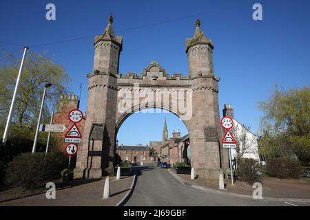 Fettercairn, Aberdeenshire, Écosse, Royaume-Uni. Lors de l'une des visites de la reine Victoria et du prince Albert dans leur retraite écossaise à Balmoral, le couple a choisi de passer la nuit à Fettercairn, sur le côté sud-est de la chaîne de montagnes de Cairngorms. Pour célébrer l'arrivée des invités royaux, une grande arche a été construite à l'entrée ouest du village, et elle se tient toujours sur place aujourd'hui.érigée en 1864, pour un coût de £250, pour célébrer un séjour d'une nuit dans le village par la reine Victoria et le prince Albert en septembre 1861. Banque D'Images