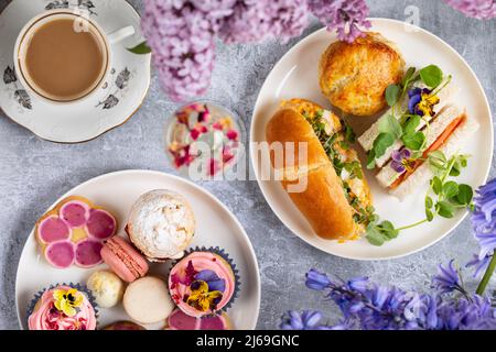 Thé anglais traditionnel l'après-midi avec sélection de gâteaux et de sandwiches Banque D'Images