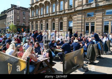 29 avril 2022, Glasgow, Royaume-Uni. À mesure que les températures printanières augmentent, de nombreux cafés, bars et restaurants de la ville marchande de Glasgow et de George Square servent les clients à l'extérieur en les encourageant à déguster leurs repas et boissons en plein air. Crédit : Findlay / Alamy Live News Banque D'Images