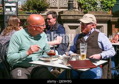 29 avril 2022, Glasgow, Royaume-Uni. À mesure que les températures printanières augmentent, de nombreux cafés, bars et restaurants de la ville marchande de Glasgow et de George Square servent les clients à l'extérieur en les encourageant à déguster leurs repas et boissons en plein air. Crédit : Findlay / Alamy Live News Banque D'Images