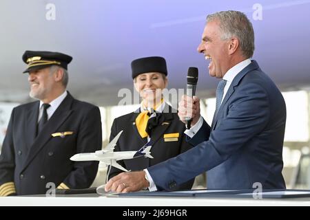 Munich, Allemagne. 29th avril 2022. Carsten SPOHR (Président de la direction de Lufthansa), qui tient un avion modèle, prononce un discours. hi:Flight attendant. Le 29th avril 2022, Lufthansa a baptisé l'Airbus A350 MUENCHEN dans le centre d'opérations de vol hangar de l'aéroport Franz Josef Strauss de Munich. Credit: dpa Picture Alliance/Alay Live News Banque D'Images