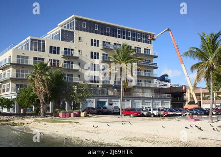 ORANJESTAD, ARUBA - 15 DÉCEMBRE 2020 : construction d'appartements au terminal des bateaux de croisière d'Oranjestad, sur l'île des Caraïbes d'Aruba Banque D'Images