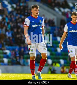 Ethan Devine, joueur de Linfield, a été montré en action lors d'un match de ligue qui s'est tenu à Windsor Park, Belfast. Banque D'Images