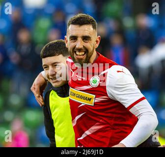 Les joueurs de Cliftonville, Joe 'The Goalt' Gormley, ont photographié après le match pour célébrer sa victoire de côté lors de la finale de la coupe de la Ligue Bet McLean 2022 à Windsor Park . Banque D'Images