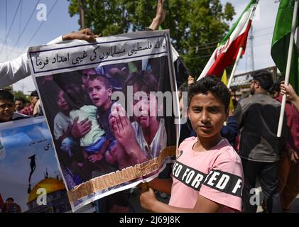 Cachemire, Inde. 29th avril 2022. Un garçon musulman cachemiri tient un écriteau exprimant son opinion lors d'un rassemblement marquant le jour de Quds (Jérusalem). Une initiative lancée par feu le dirigeant révolutionnaire iranien, l'ayatollah Ruhollah Khomeini, le jour du Qods, se tient chaque année le dernier vendredi du mois musulman à jeun du Ramadan. Crédit : SOPA Images Limited/Alamy Live News Banque D'Images