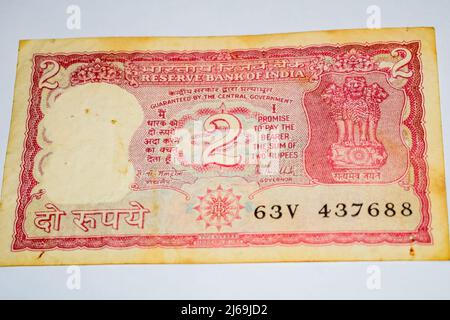 Deux vieilles notes de roupie combinées sur la table, l'argent de l'Inde sur la table tournante. Ancienne monnaie indienne notes sur une table tournante, la monnaie indienne sur la ta Banque D'Images