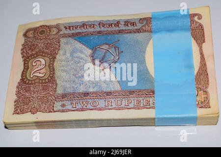 Deux vieilles notes de roupie combinées sur la table, l'argent de l'Inde sur la table tournante. Ancienne monnaie indienne notes sur une table tournante, la monnaie indienne sur la ta Banque D'Images