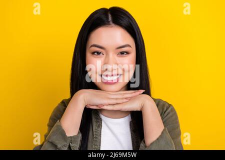 Portrait de mignonne bonne humeur femme détente Profitez des vacances d'été week-end isolé sur fond jaune Banque D'Images