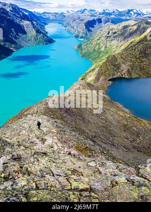 Vue sur les eaux turquoise du lac Gjende et du lac supérieur Bessvatnet sur la promenade de Besseggen Ridge dans le parc national de Jotunheimen Norvège Banque D'Images