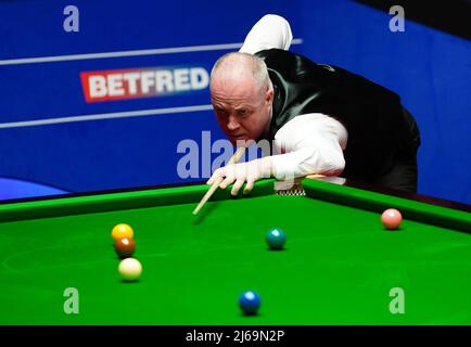 John Higgins en Écosse en action contre Ronnie O'Sullivan en Angleterre pendant le 14 e jour du Championnat du monde de Snooker de Betfred au Crucible, Sheffield. Date de la photo: Vendredi 29 avril 2022. Banque D'Images