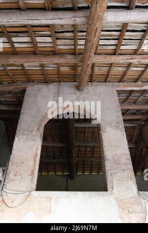 Détails internes d'un ancien hangar de travail pour l'agriculture, Italie. Photo de haute qualité Banque D'Images