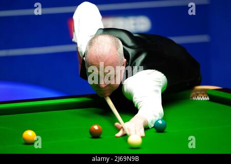 John Higgins en Écosse en action contre Ronnie O'Sullivan en Angleterre pendant le 14 e jour du Championnat du monde de Snooker de Betfred au Crucible, Sheffield. Date de la photo: Vendredi 29 avril 2022. Banque D'Images