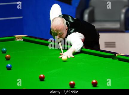 John Higgins en Écosse en action contre Ronnie O'Sullivan en Angleterre pendant le 14 e jour du Championnat du monde de Snooker de Betfred au Crucible, Sheffield. Date de la photo: Vendredi 29 avril 2022. Banque D'Images