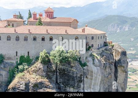 Vue sur le monastère orthodoxe du Grand Meteor sur les rochers du Mont Meteor, Kalambaka en Grèce, juin 2018. Banque D'Images