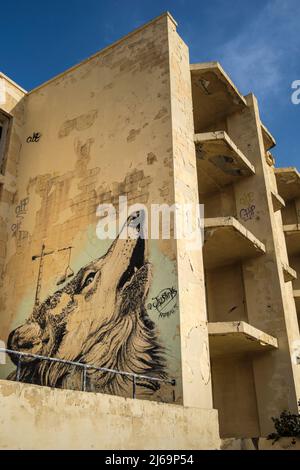 Murale d'un loup peint sur le mur de l'hôtel abandonné Jerma Palace, Marsaskala, Malte Banque D'Images