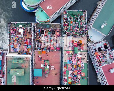 Dhaka, Bangladesh. 29th avril 2022. 29 avril 2022, Dhaka, Bangladesh : les vacanciers bangladais se réunissent sur le toit de ferries surpeuplés alors qu'ils rentrent chez eux pour rentrer avec leurs familles avant le plus grand festival musulman, Eid al-Fitr, au terminal de lancement de Sadarghat à Dhaka, au Bangladesh. Des milliers d'habitants de la ville de Dhaka ont commencé à quitter la ville pour célébrer le festival Eid al-Fitr. Sans sièges à l'intérieur, de nombreux navetteurs décident de prendre les risques et de choisir une vue sur le toit pour leur voyage hors de la ville de Dhaka. Les musulmans du monde entier célèbrent Eid al-Fitr avec leurs familles Banque D'Images