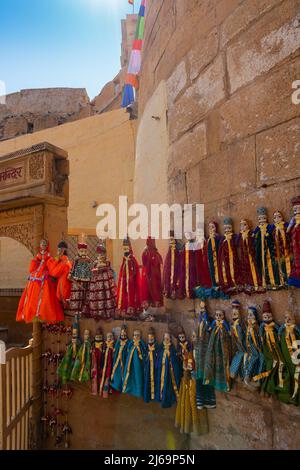 Roi et reine traditionnels, appelés Raja Rani, marionnettes artisanales ou Katputli Sets sont suspendus de mur à l'intérieur de jaislamer fort, Rajasthan, Inde. Poupées i Banque D'Images