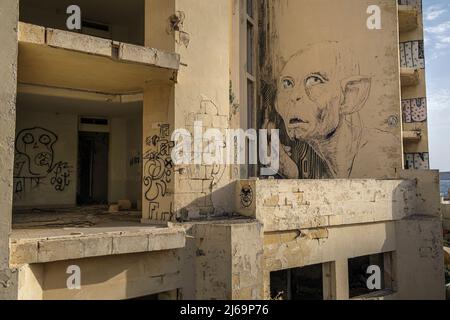 Murale représentant le personnage Golum du film Seigneur des anneaux sur un mur de l'hôtel abandonné Jerma Palace, Marsaskala, Malte Banque D'Images